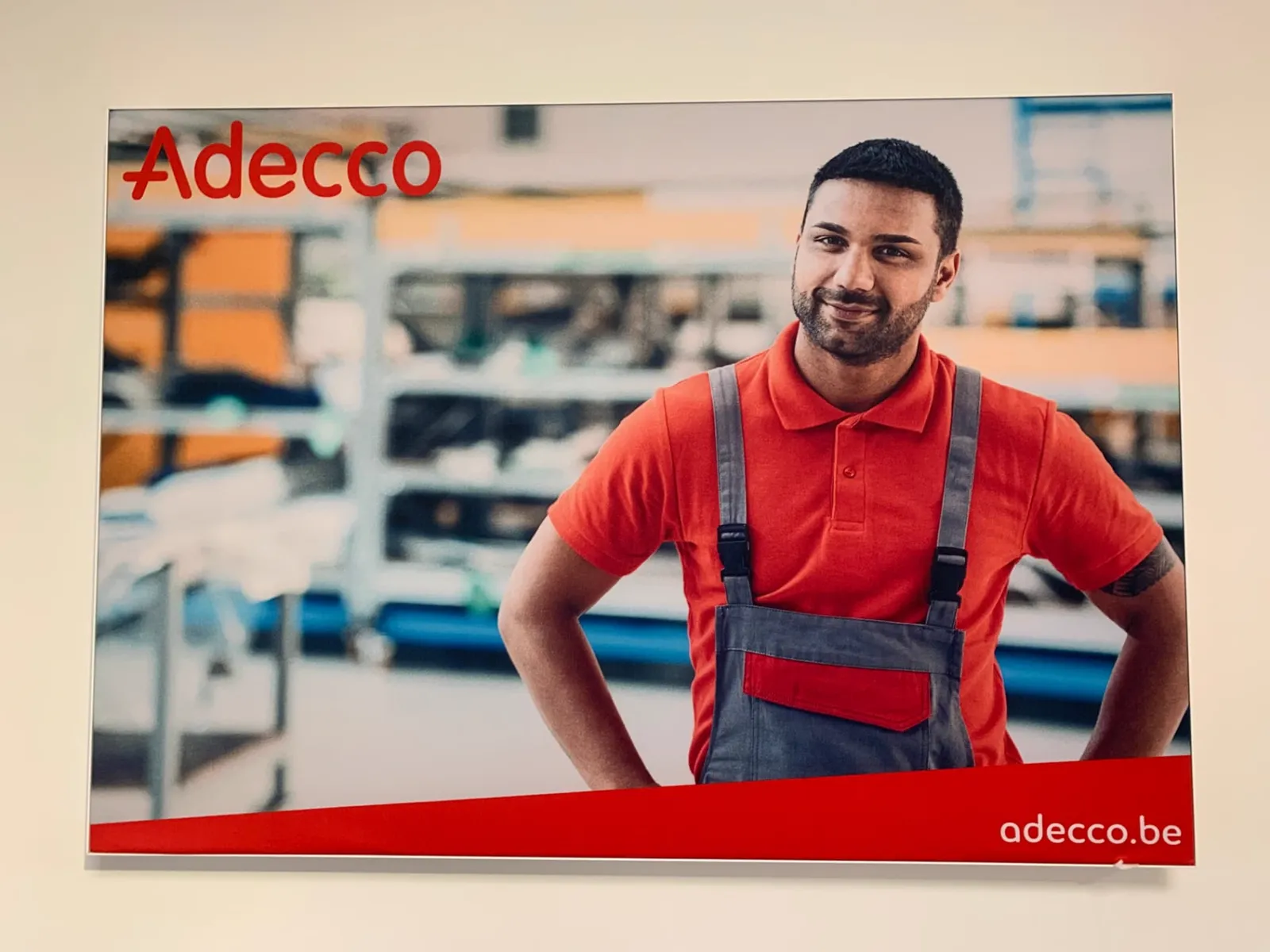 Cadre acoustique Adecco : employé en tenue de travail