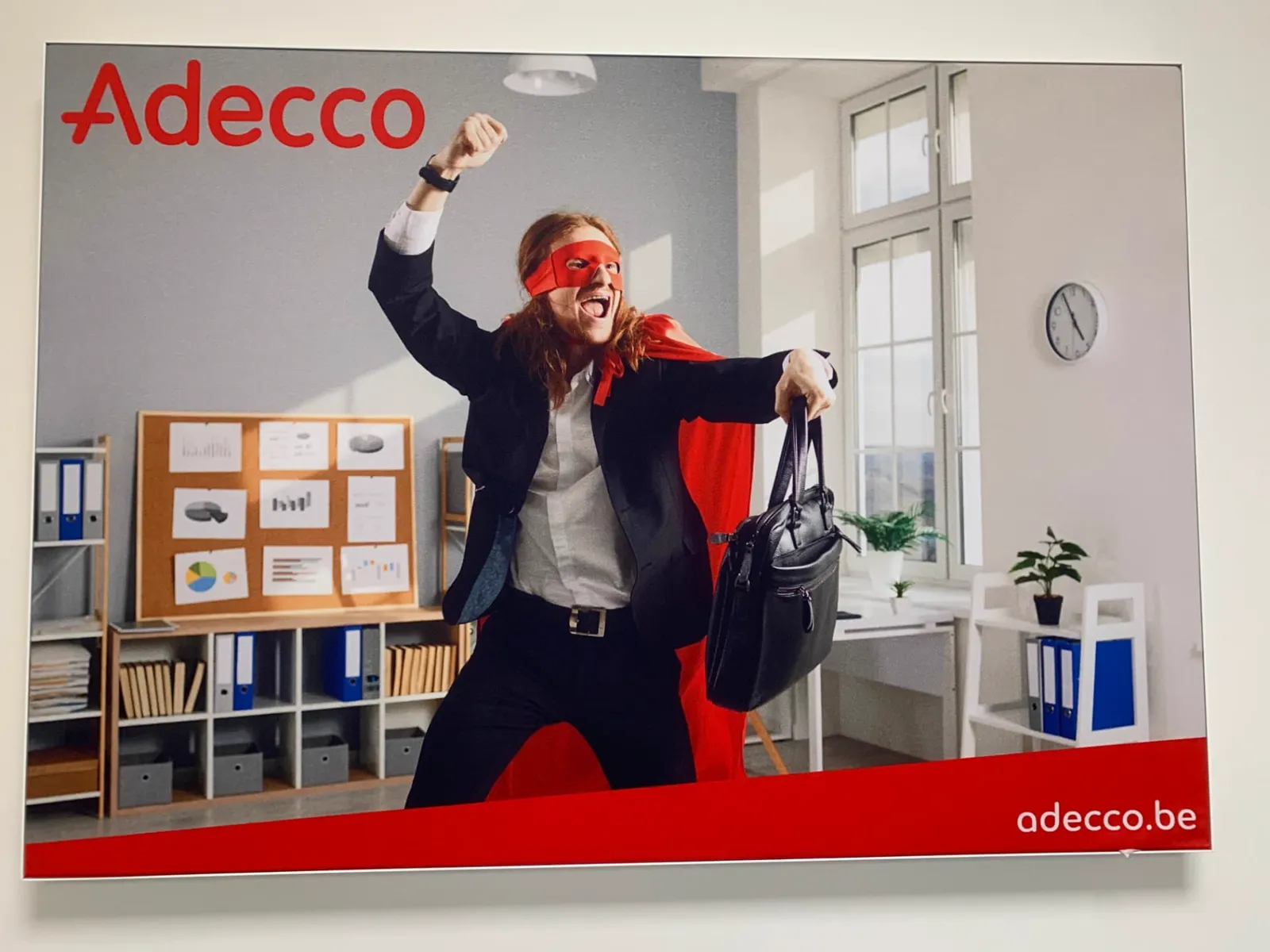 Cadre acoustique Adecco avec un employé de bureau enthousiaste