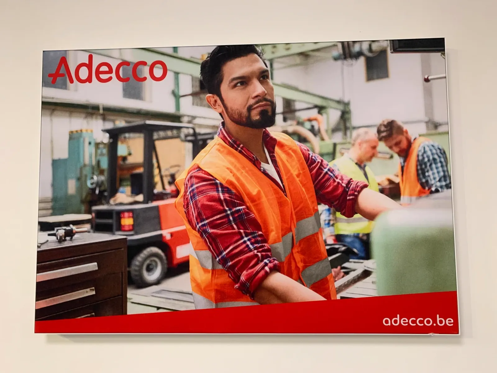 Cadre acoustique Adecco avec un employé en atelier