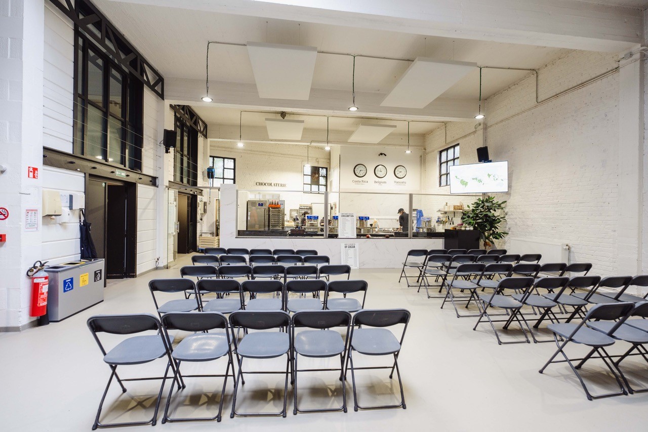 Akoestische plafondpanelen voor geluidsdemping in een evenementenruimte