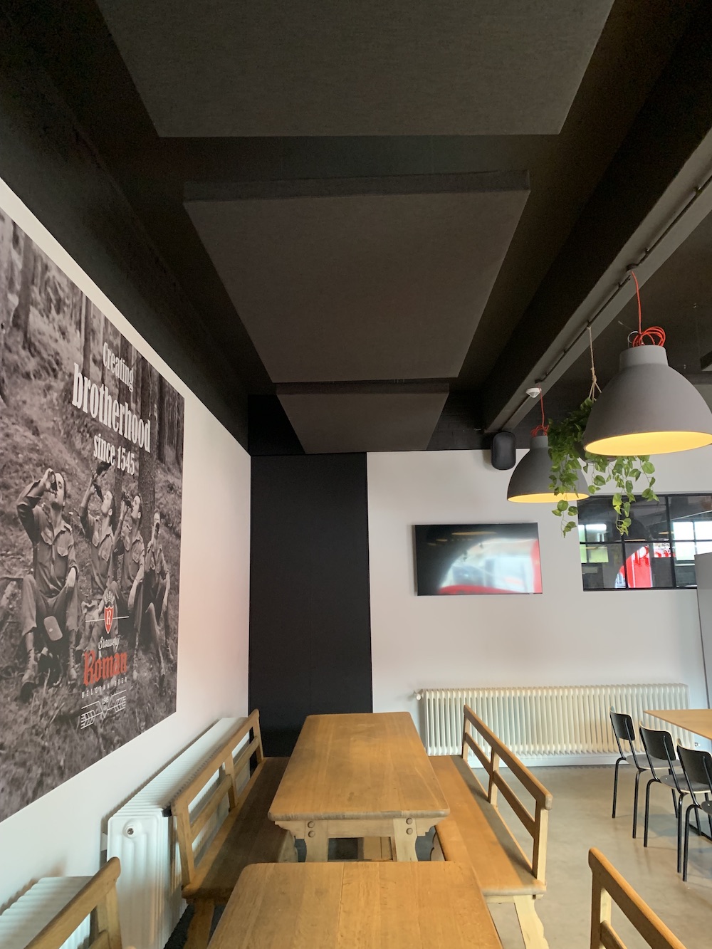 Akoestische oplossingen en panelen in een kantine- en loungeruimte