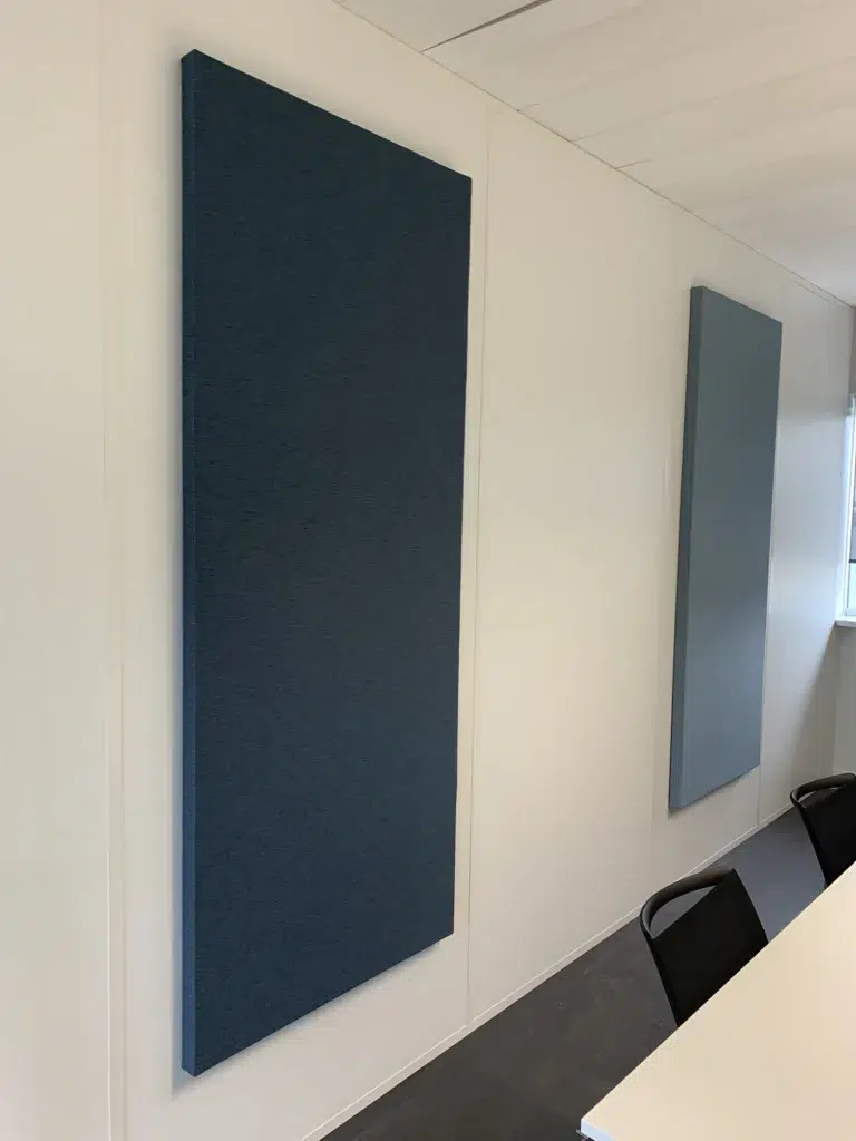 Donkerblauw akoestisch wandpaneel aan een wand