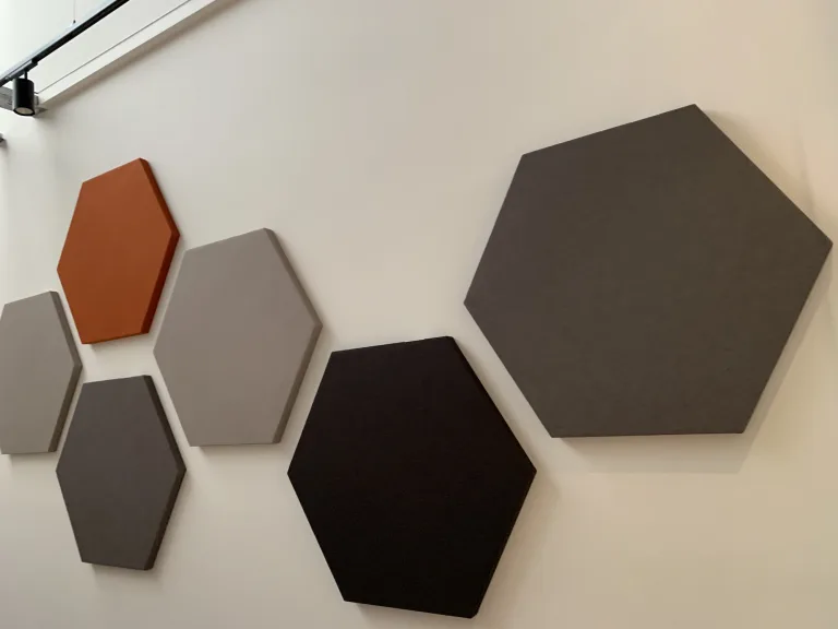 Hexagonale akoestische wandpanelen als decoratieve wandbekleding