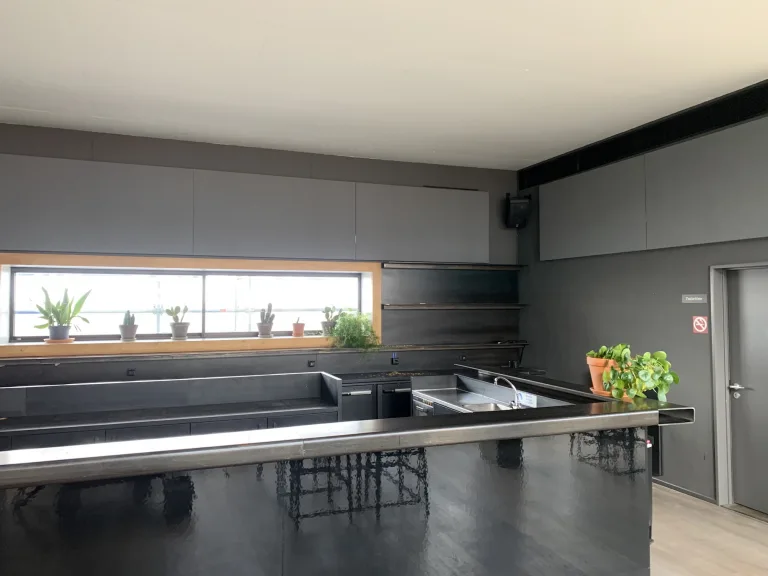 Akoestische oplossingen en panelen in de keukenruimte van een kantoor