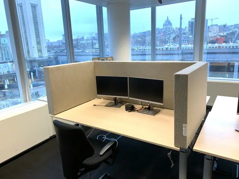 Akoestische scheidingswanden tussen werkplekken bij een raampartij
