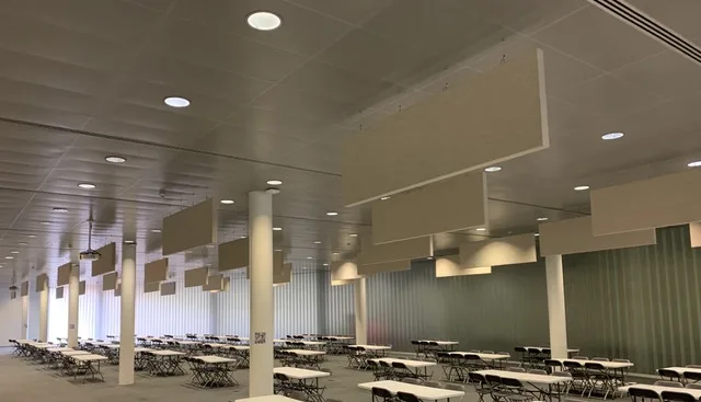 Verticale akoestische plafondbaffles in een bedrijfsrestaurant