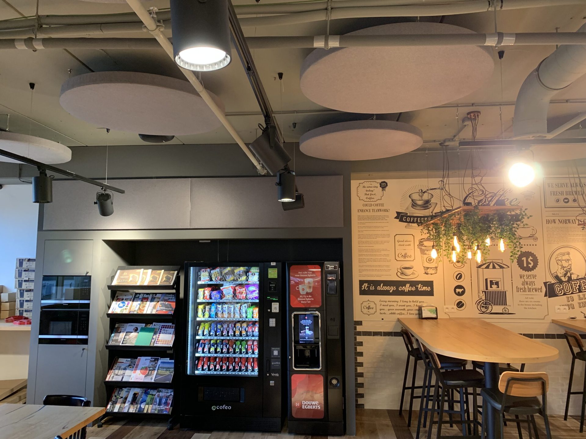 Ovale akoestische plafondpanelen in een caféruimte