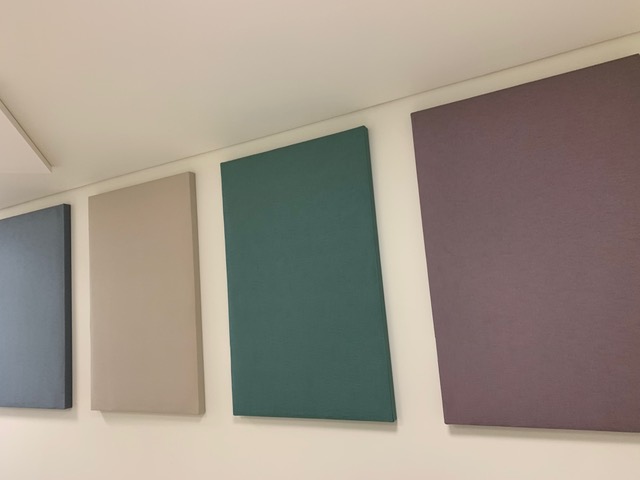 Kleurrijke akoestische wandpanelen in blauw, groenblauw en paars