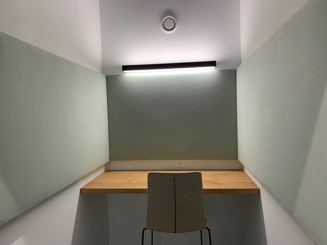 Akoestische wandpanelen in een focusruimte met werkplek