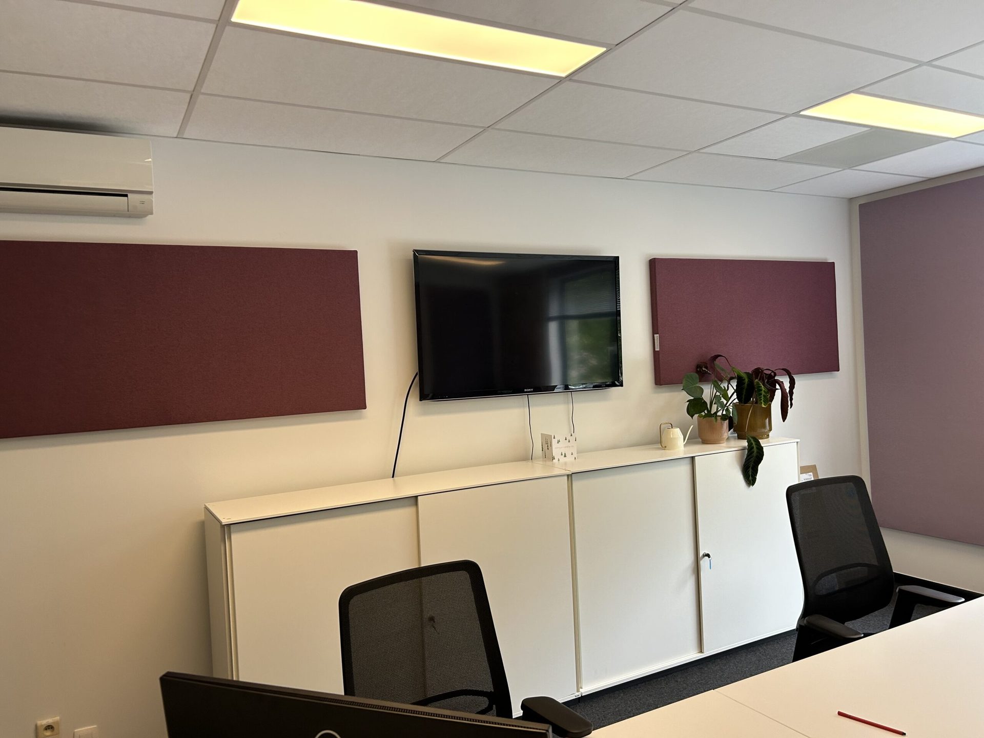 Akoestische wandpanelen en bureauschermen in een kantoorruimte