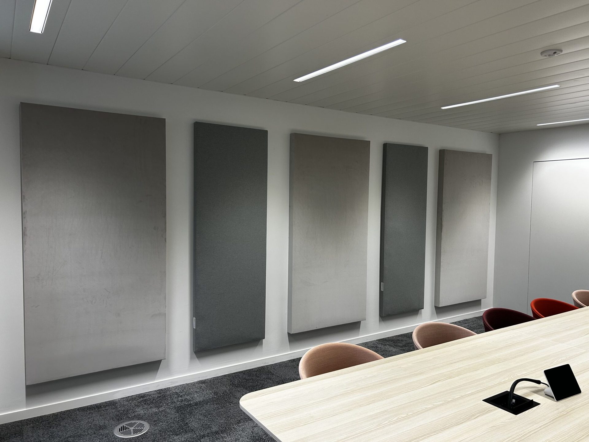 Akoestische panelen voor geluidsdemping in een kantoorruimte