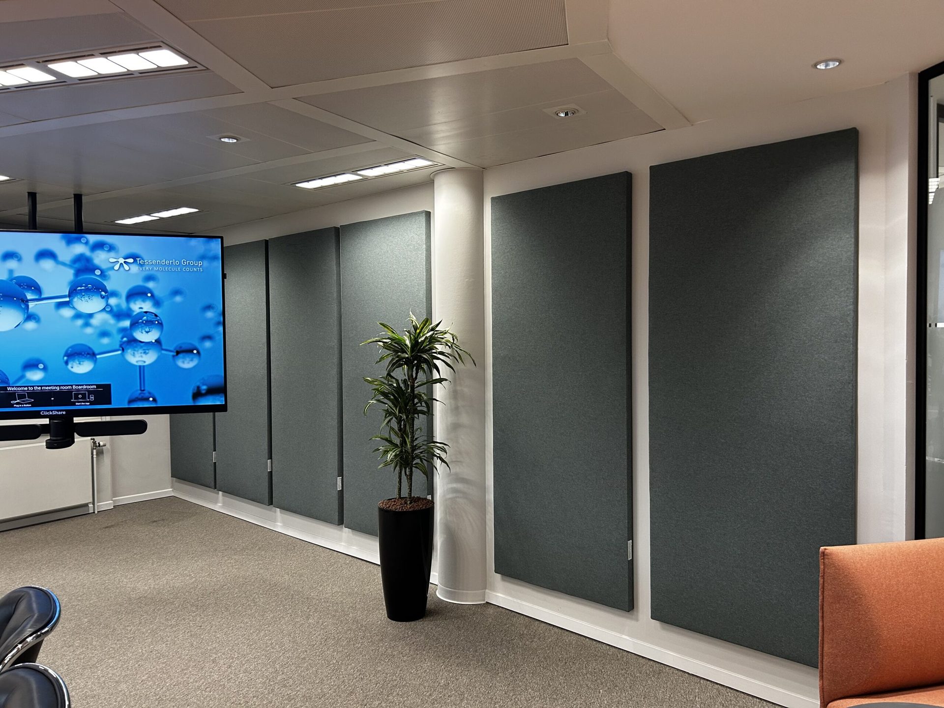 Akoestische wandpanelen en bureauschermen in een kantoorruimte