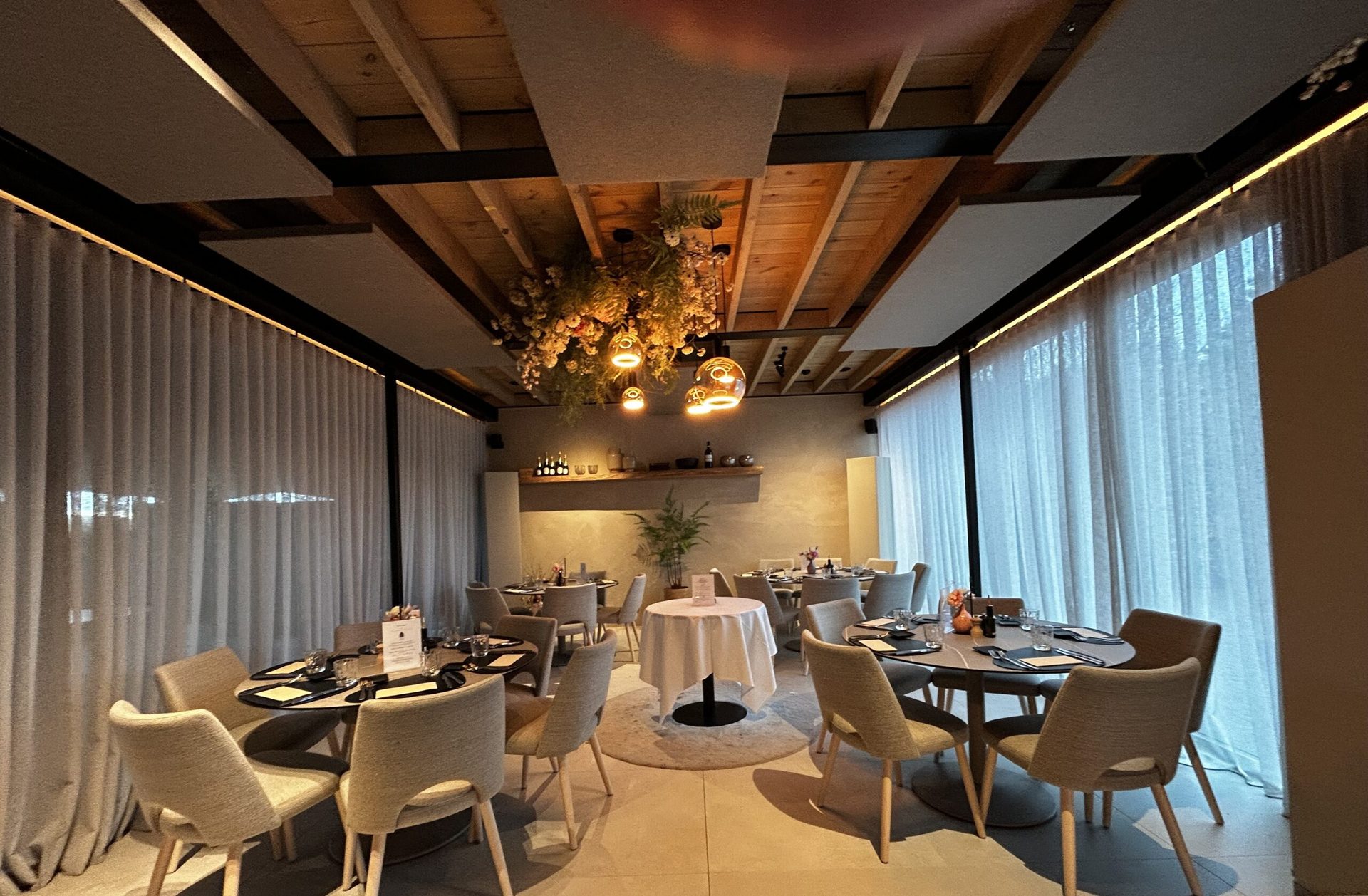Akoestische plafondpanelen in een restaurantruimte