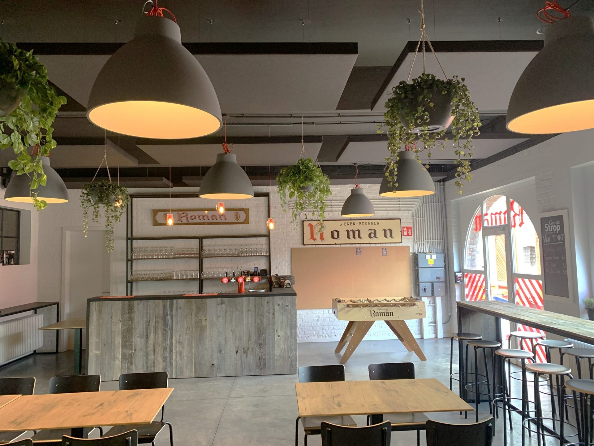 Akoestische oplossingen en panelen in een kantine- en loungeruimte van een kantoor