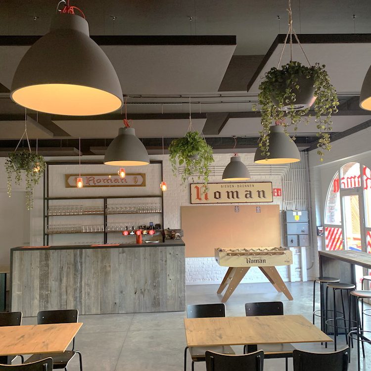 Akoestische oplossingen en panelen in een kantine- en loungeruimte van een kantoor