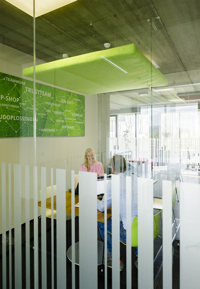 Akoestische wandpanelen met bedrukking in een kantoorruimte