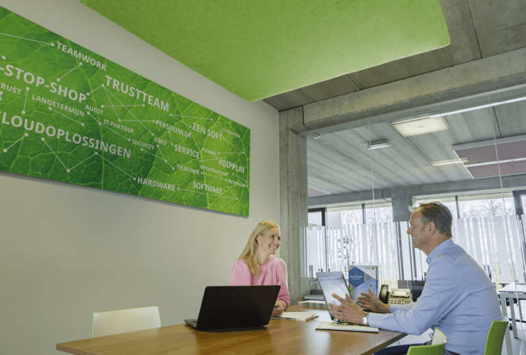Akoestische wandpanelen met bedrukking en een akoestisch plafondpaneel in een kantoor