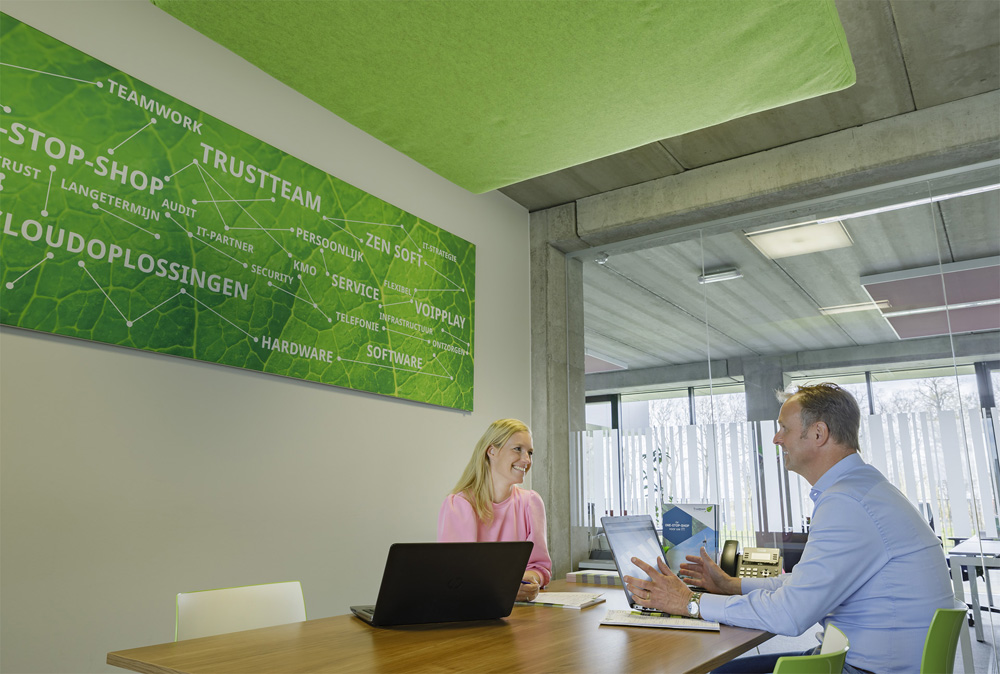 Akoestische wandpanelen met bedrukking in een kantoorruimte