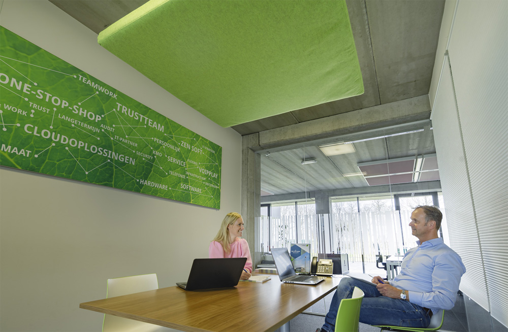 Akoestische wandpanelen met bedrukking in een kantoorruimte
