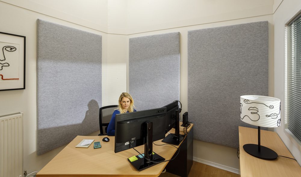 Akoestische wandpanelen in een focusruimte with werkplek