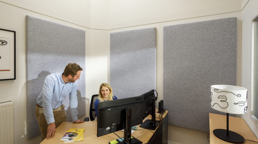 Akoestische wandpanelen in een focusruimte met twee werkplekken