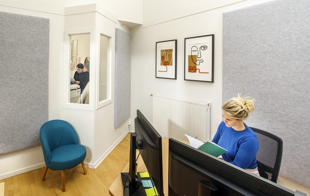 Akoestische wandpanelen in een focusruimte met werkplek