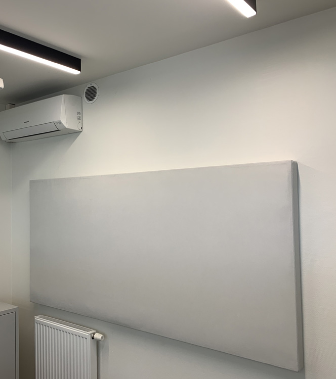 Wit akoestisch wandpaneel gemonteerd op een wand