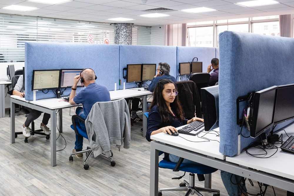 Akoestische scheidingswanden tussen werkplekken in een callcenter