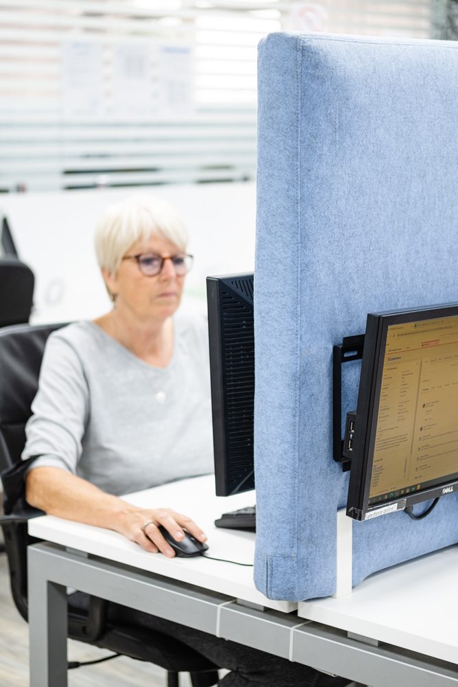Akoestische scheidingswanden tussen werkplekken in een callcenter