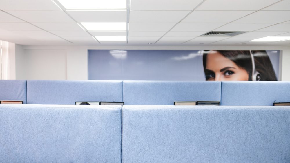Akoestische scheidingswanden tussen werkplekken in een callcenter