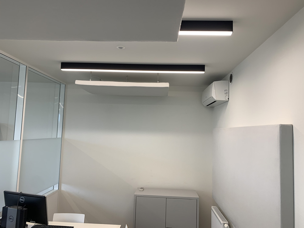 Akoestische wandpanelen in een focusruimte met werkplek