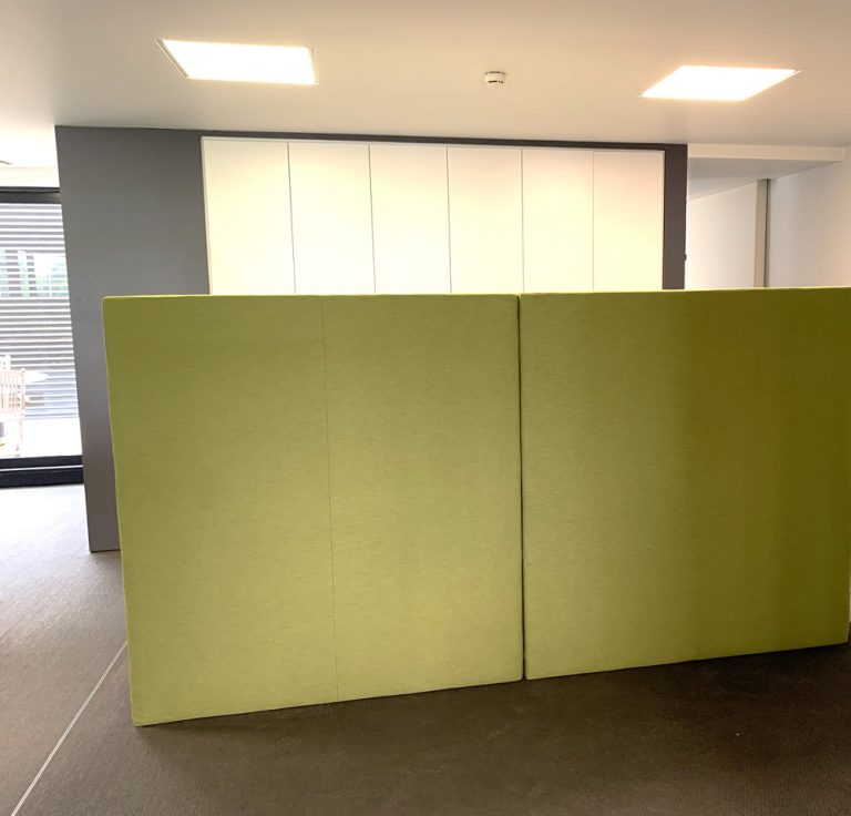Vrijstaande akoestische scheidingswanden in het groen in een kantoor