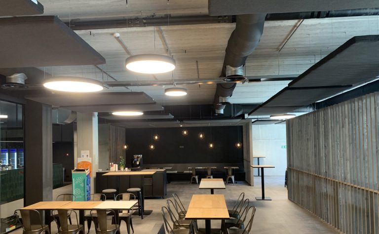Ronde akoestische plafondpanelen in een bedrijfsrestaurant