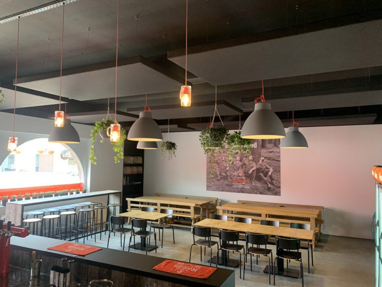 Akoestische oplossingen en panelen in een kantine- en loungeruimte van een kantoor