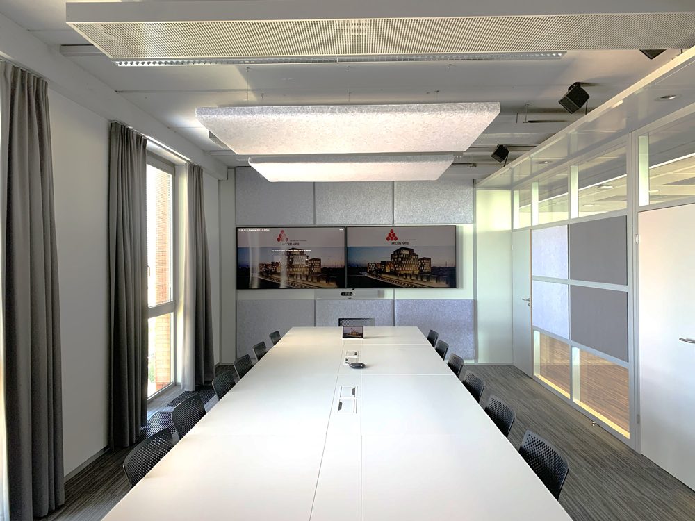 Akoestische plafondpanelen en wandpanelen in een vergaderruimte