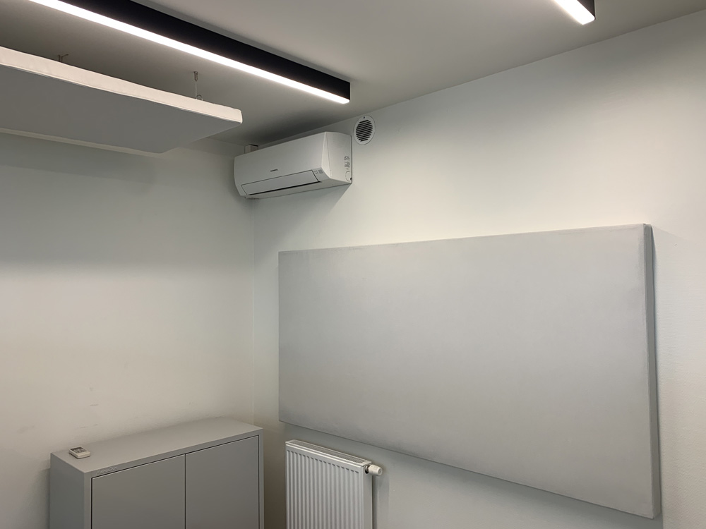 Wit akoestisch wandpaneel gemonteerd op een wand
