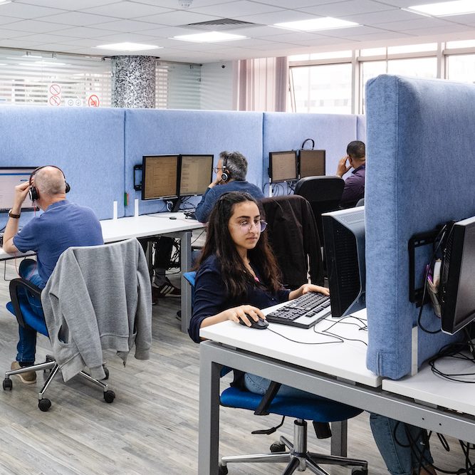 Akoestische scheidingswanden tussen werkplekken in een callcenter