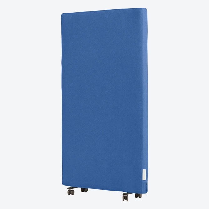 Mobiel akoestisch paneel op wieltjes in een blauwe stofafwerking