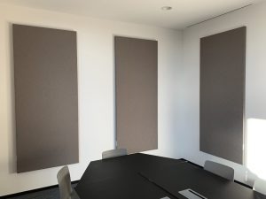 Grijze akoestische wandpanelen in een vergaderruimte