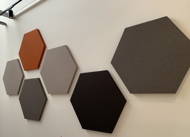 Hexagonale akoestische wandpanelen als decoratieve wandbekleding