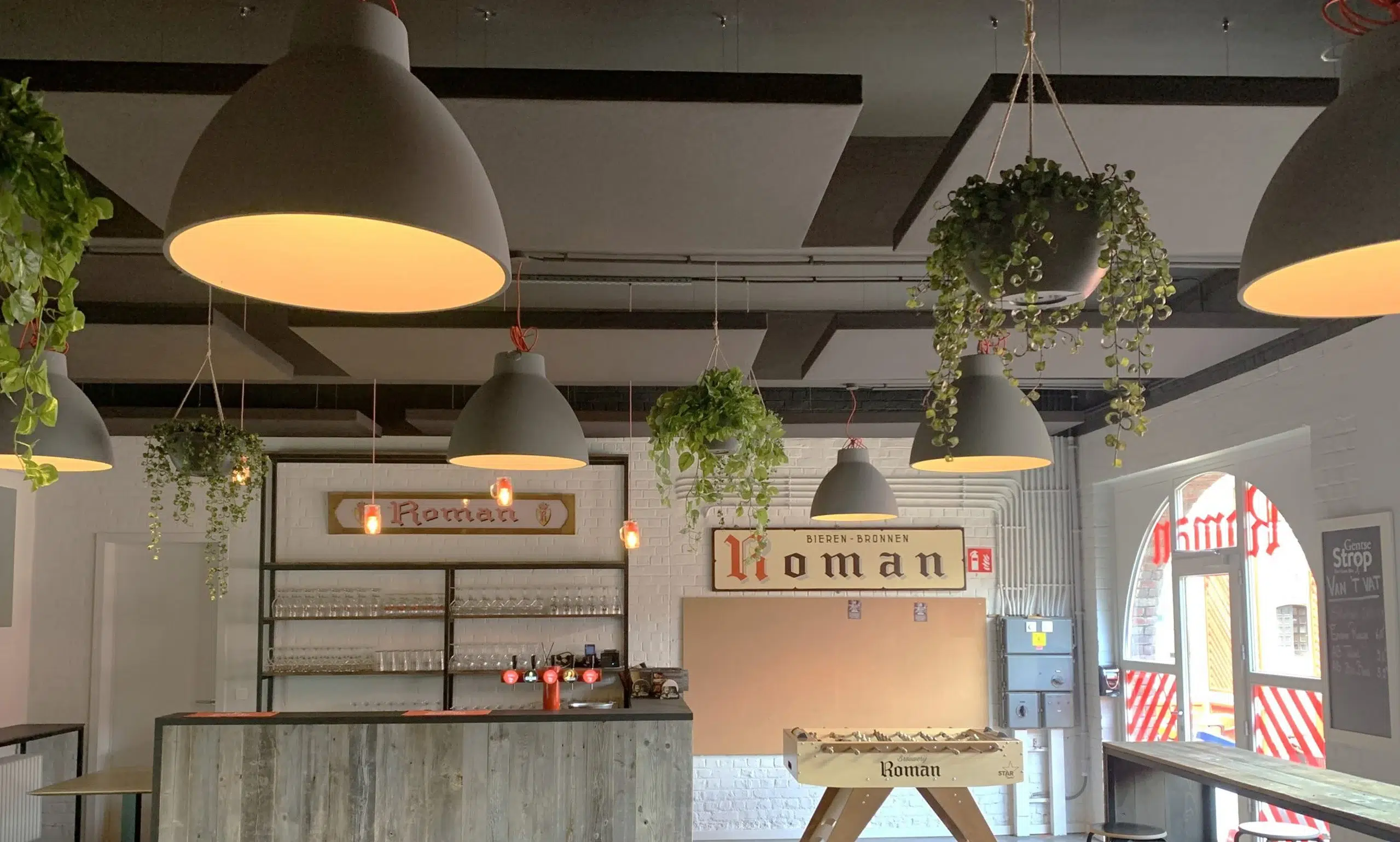 Akoestische oplossingen en panelen in een kantine- en loungeruimte van een kantoor