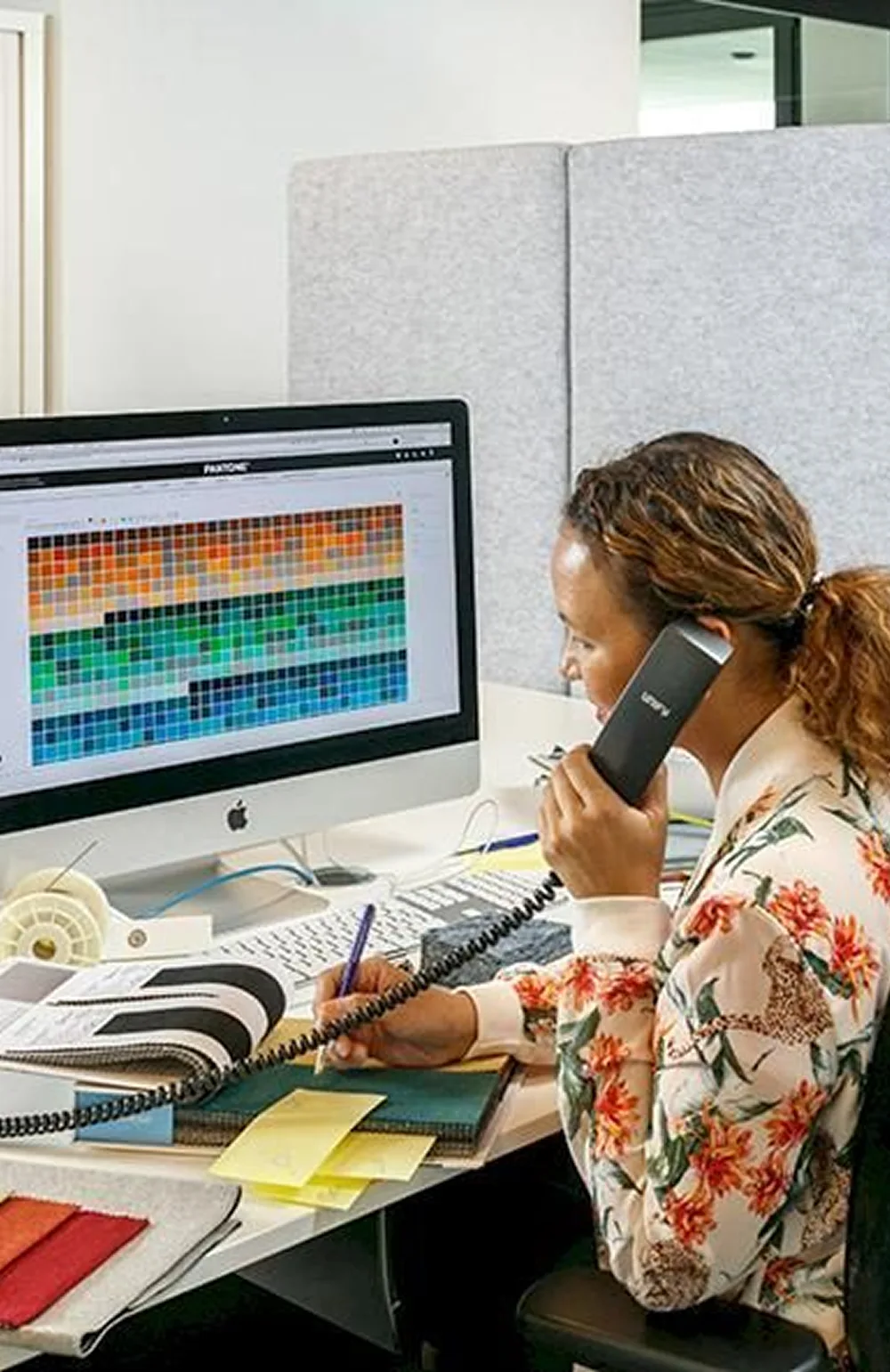 Akoestische scheidingswanden tussen werkplekken in een callcenter